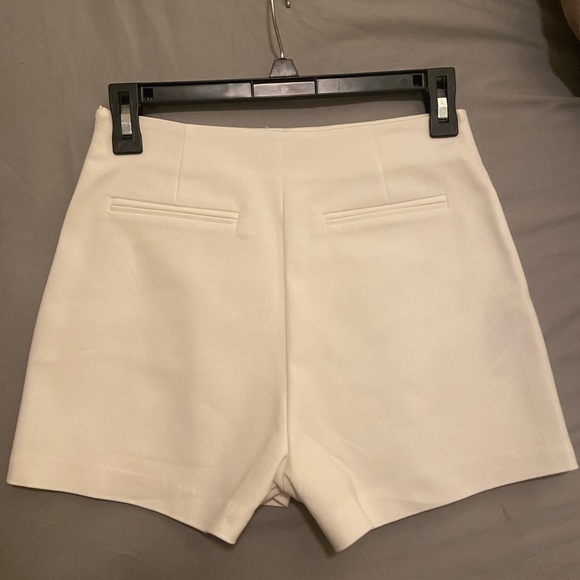 White wrap skort with zipper on side. - Picture 2 of 3